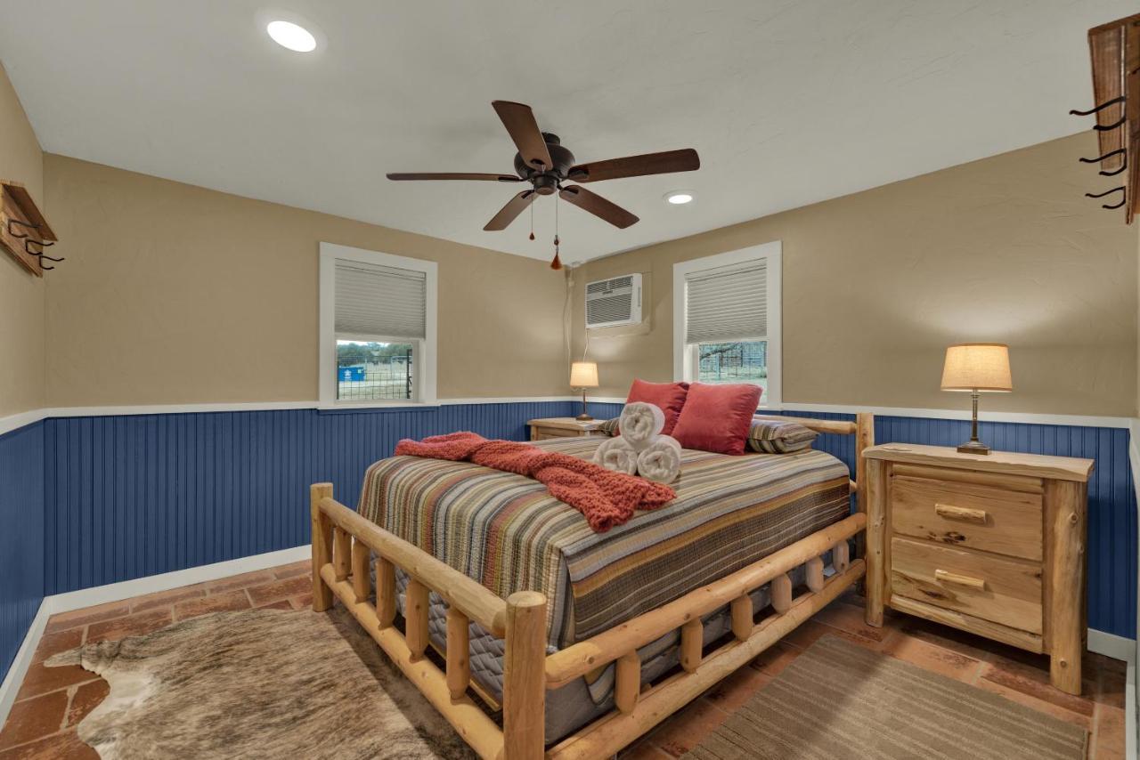 Ohana Ranch Cabin - 12 Minutes To Historic Main St Fredericksburg Ngoại thất bức ảnh