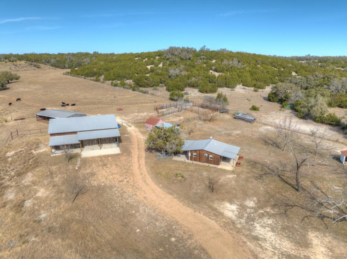 Ohana Ranch Cabin - 12 Minutes To Historic Main St Fredericksburg Ngoại thất bức ảnh